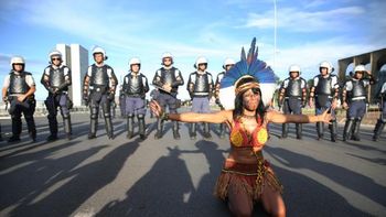 Pacificamente, 4 mil indígenas protestam em Brasília contra redução de direitos