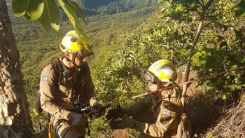 Bombeiros resgatam piloto e passageira após queda de parapente no Parque Serra Azul