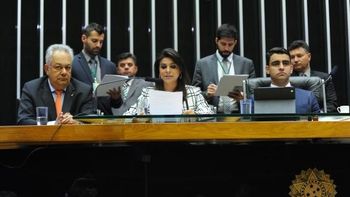 Parecer da CCJ sobre denúncia contra Temer é lido no plenário da Câmara