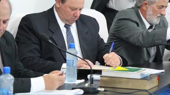 Manifestantes saem em defesa de prefeito, alvo no TRE
