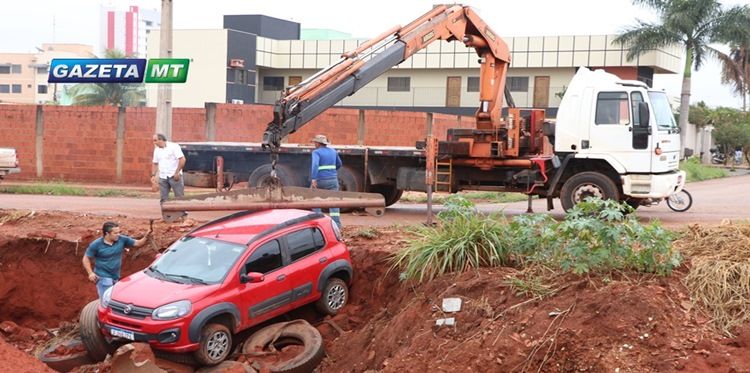 Condutora fica presa dentro de cratera de obra de prefeitura