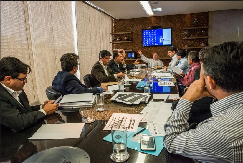 Governador discute orçamento e finanças com secretários e equipe econômica