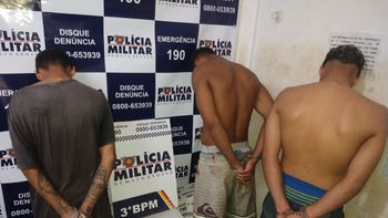 Vítima reage a roubo, luta com um dos bandidos e suspeitos acabam presos pela PM