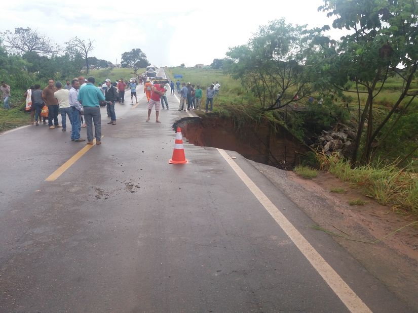 Forte chuva abre buraco que engoliu parte da BR-174 e pista é parcialmente interditada 