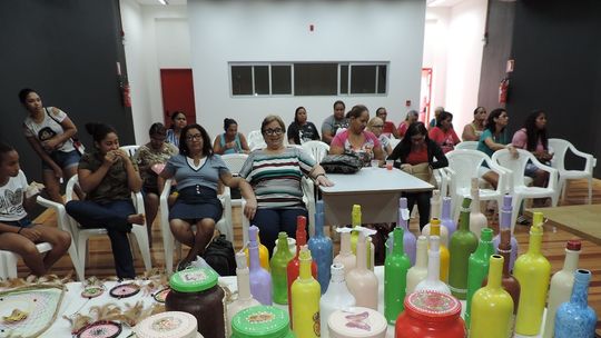 Mulheres aprendem a transformar materiais recicláveis em objetos de decoração