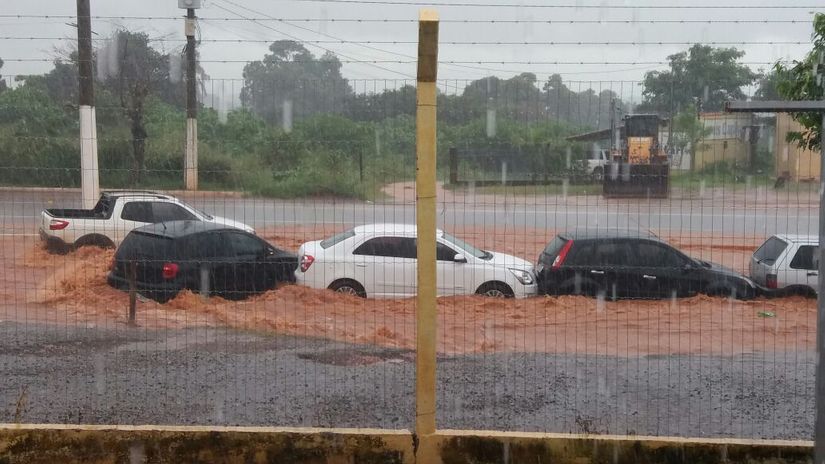 Chuva arrasta carros em frente ao Detran de Rondonópolis. Veja o vídeo