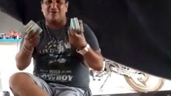 Vereador de Nobres aparece em vídeo jogando bolos de dinheiro no chão