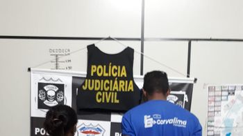 Pai e madrasta suspeitos de torturar criança de 5 anos são presos
