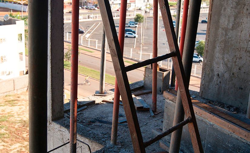 Mais uma construtora é flagrada descumprindo normas de segurança do trabalho em Rondonópolis