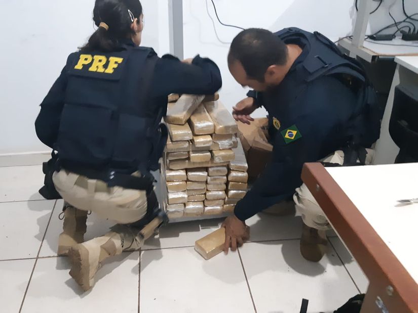 Passageiras são flagradas em ônibus com 65 kg de maconha