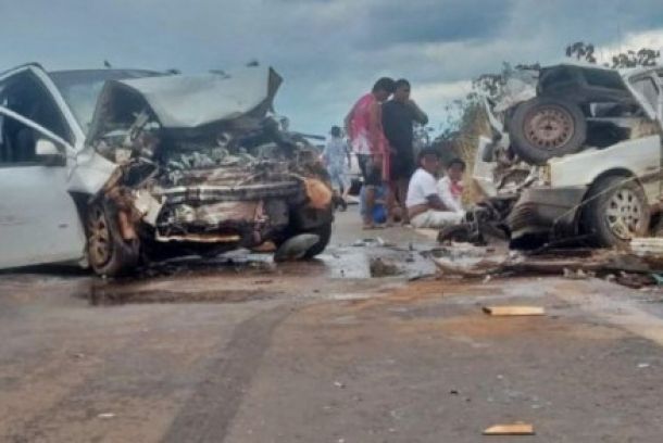 Uno e Fiesta batem de frente na MT-326 e indígena morre preso às ferragens 