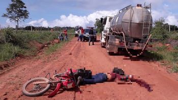 Motociclista tem cabeça esmagada após perder controle e cair embaixo de caminhão