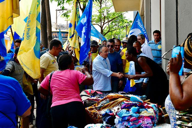 Taques comanda caminhada no centro de Cuiabá e comemora pagamento de RGA