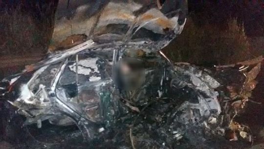Carro bate em ponte, pega fogo e duas pessoas morrem na MT-208