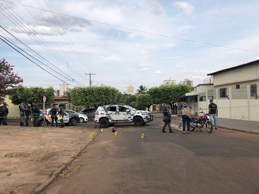 Durante fuga, um é preso e outro baleado em troca de tiros com a PM