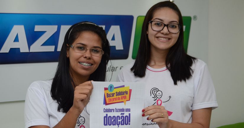 Jovem ajuda a promover bazar solidário em benefício de pacientes com câncer