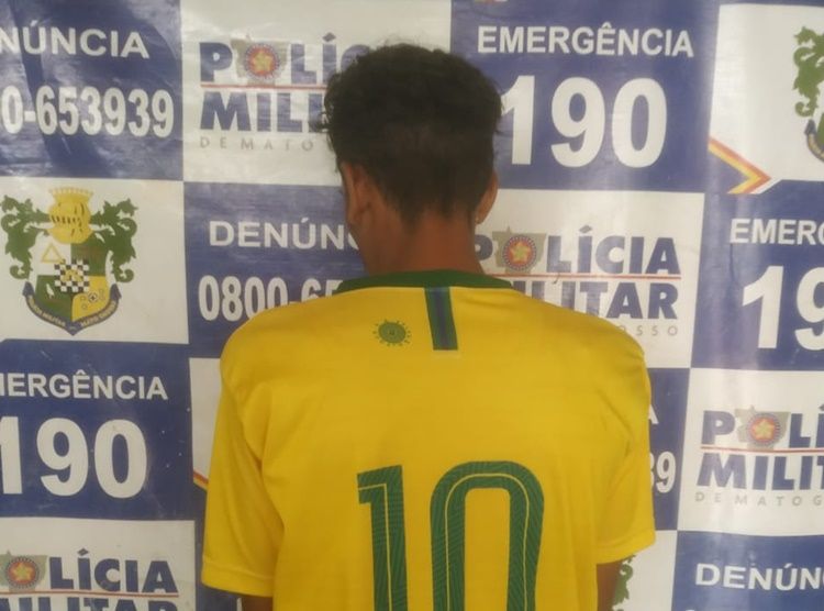 Figurinha da Polícia é detida por populares ao tentar adquirir mercadoria sem pagar