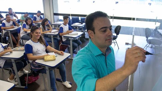 Professores de MT possuem terceiro melhor piso da categoria no país