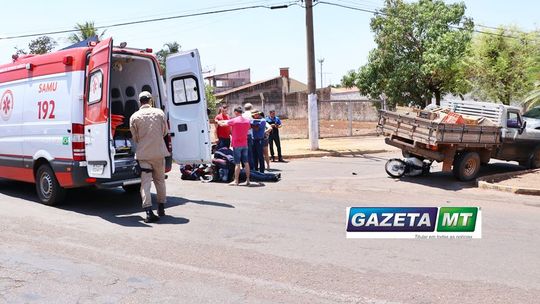 Moto para embaixo de caminhonete após acidente em Rondonópolis