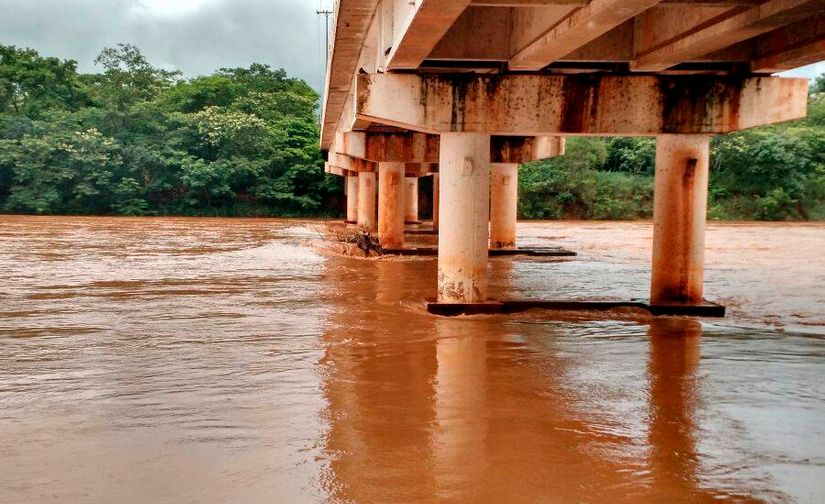 Rio vermelho ultrapassa do nível de alerta da defesa civil