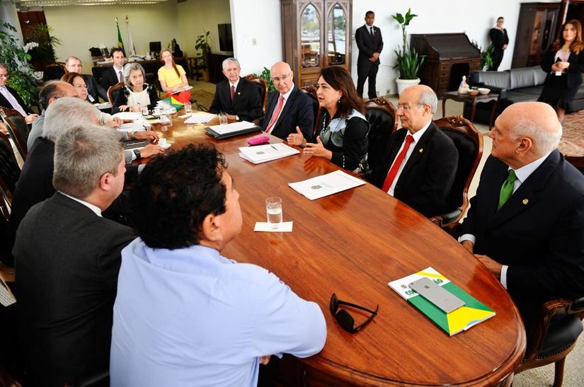 Senado garante reajustes a servidores, mas avança para barrar supersalários