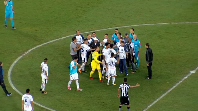 Meia-atacante do Corinthians presta depoimento acusado de agressão após derrota