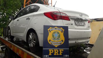 Menores são apreendidos com carro roubado após quase atropelarem policiais