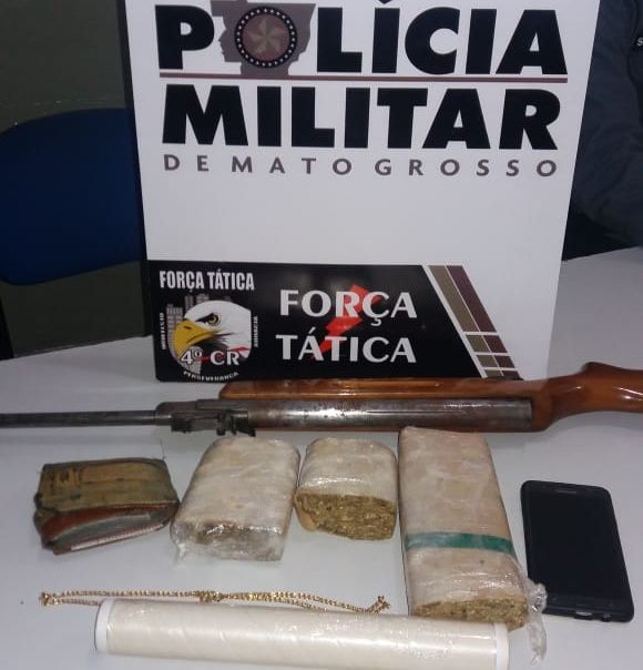Força Tática prende traficante em quadra de esportes