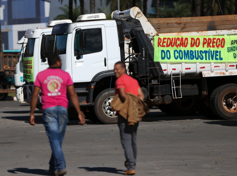 Ministros e Petrobras discutem alta no preço dos combustíveis