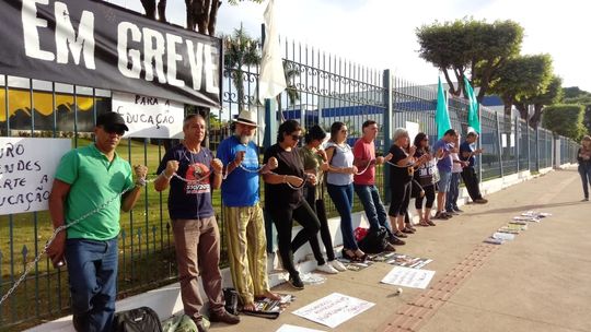 Servidores da Educação em greve, se acorrentam em protesto no Paiaguás
