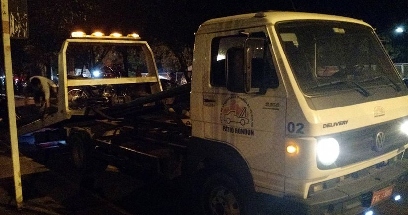 Setrat guincha carros de estudantes em porta de faculdade