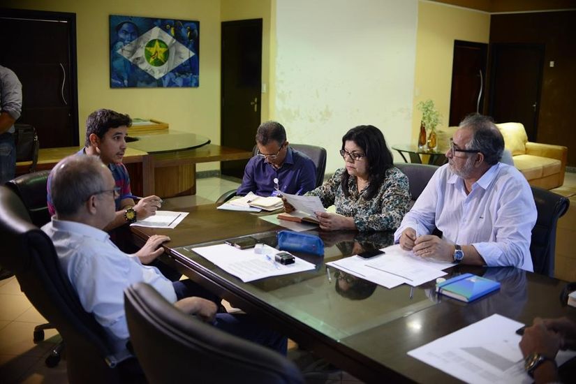 Prefeito se reúne com representantes da Caixa para alinhar projetos e acelerar obras