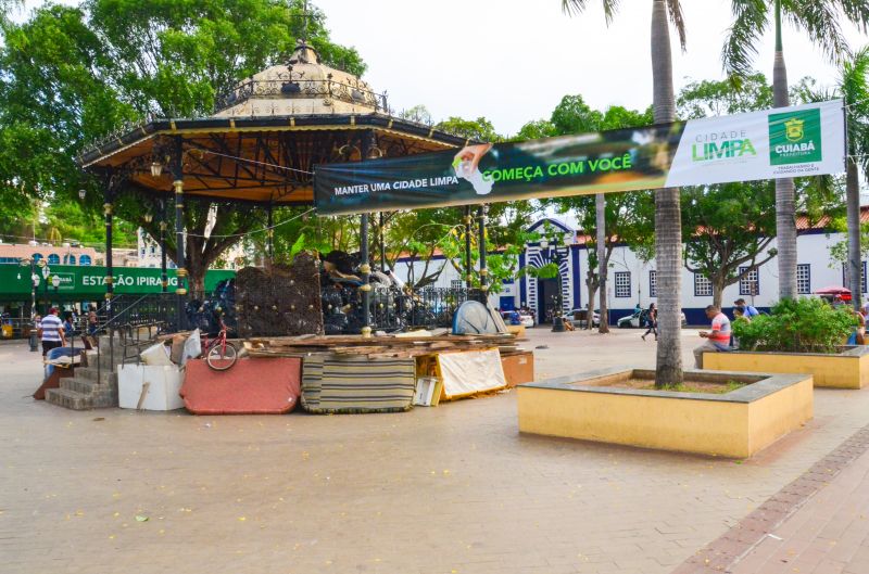 Intervenção da Praça Ipiranga chama a atenção para o lixo descartado irregularmente