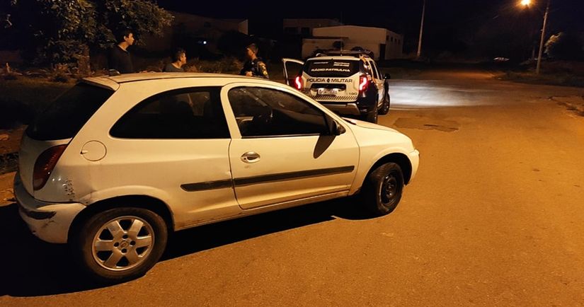 Veículo furtado em frente residência é localizado momentos seguintes pela PM