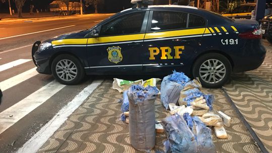 Motorista é preso pela PRF com cerca de 170 Kg de pasta base de cocaína