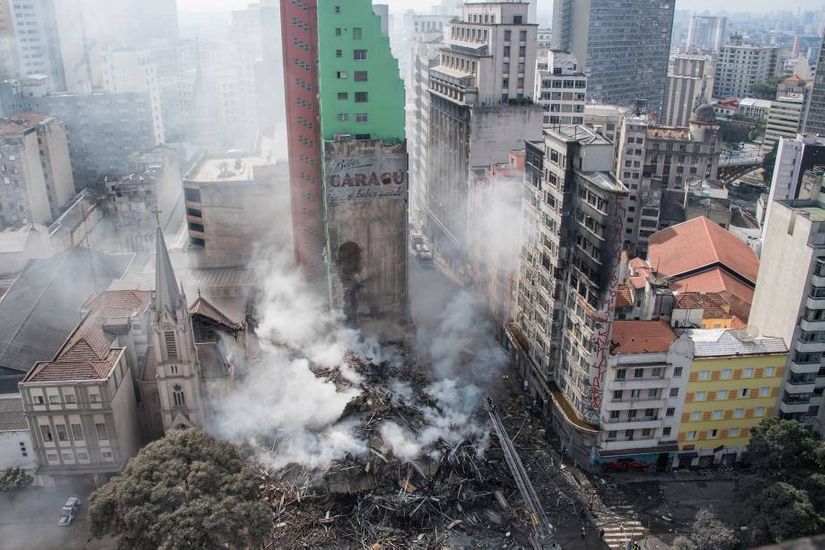 Bombeiros encontram corpo no edifício que desabou em SP