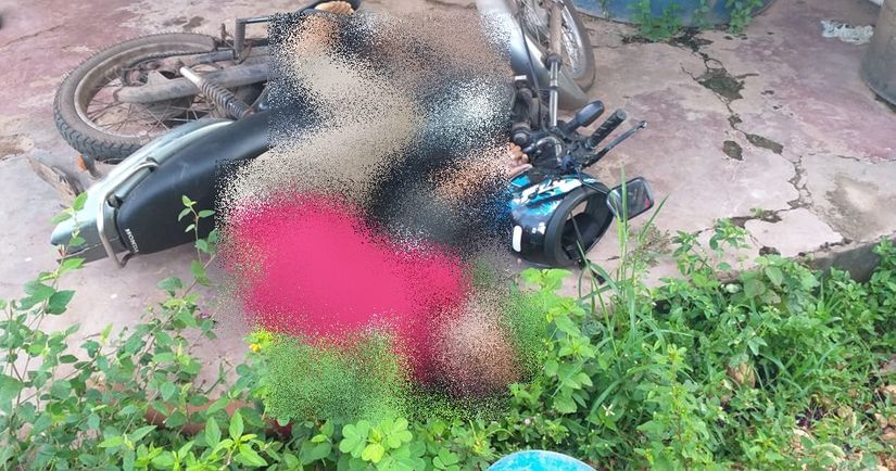 Homem é assassinado com facadas no pescoço na frente de residência 