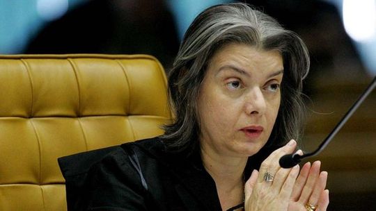 Cármen Lúcia convoca presidentes de tribunais para reunião sobre presídios