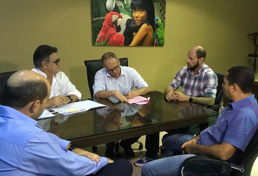 Prefeito entrega recursos para a Liquidaqui