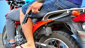 Criminoso armado rouba caminhonete Hillux em via pública de Rondonópolis