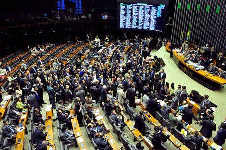 Câmara pretende votar meta fiscal e regularização tributária até quarta-feira