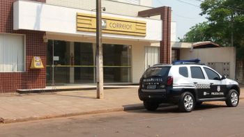 Dupla rende clientes e rouba agência dos correios em MT