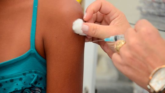 Enfermeira esclarece dúvidas sobre a doença e orienta população sobre vacinação em Rondonópolis 