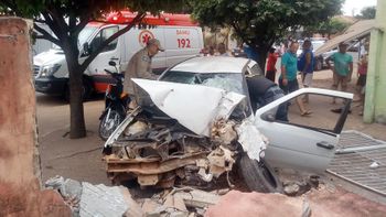 Motorista perde controle de carro e vai para dentro de residência