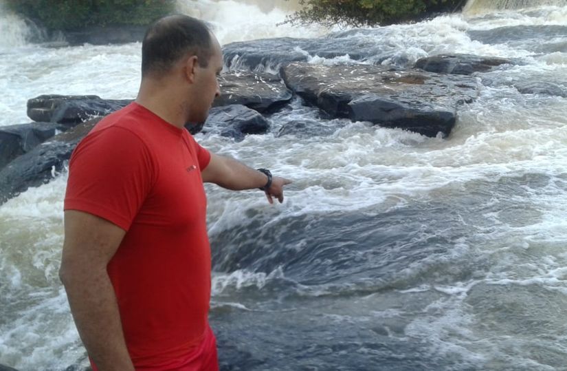 Bombeiros continuam buscas para localizar banhista que sumiu em cachoeira