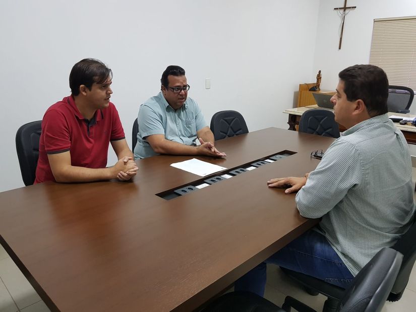 Thiago Silva e Setrat buscam parcerias para construção de novos pontos de ônibus
