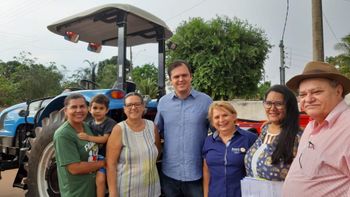 Deputado participa de entrega de trator e implementos agrícolas no Distrito de Nova Galileia