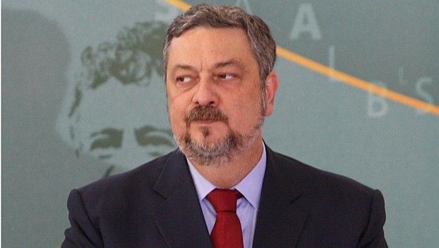 Em carta, Palocci diz que PT viu Lula “sucumbir ao pior da política”