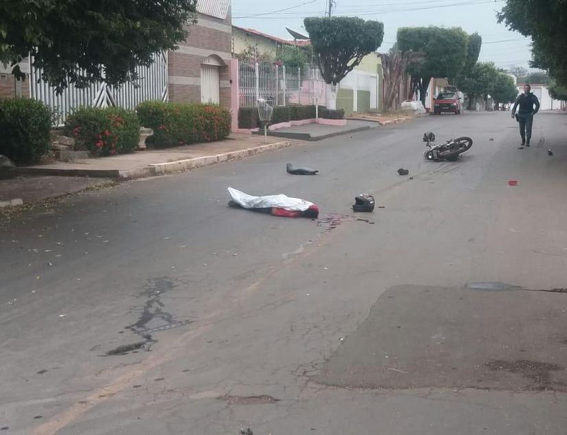 Frentista perde controle de moto, bate em arvore e morre em Cuiabá