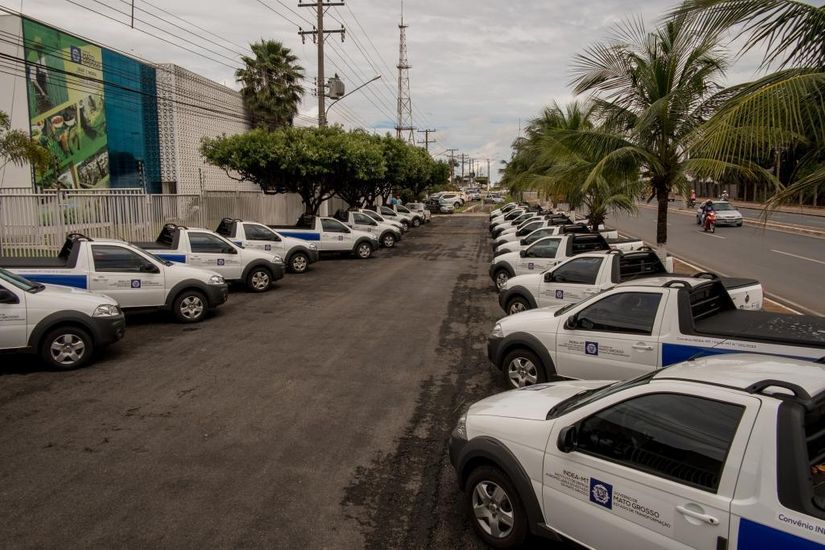 Governo entrega novos veículos para unidades do Indea